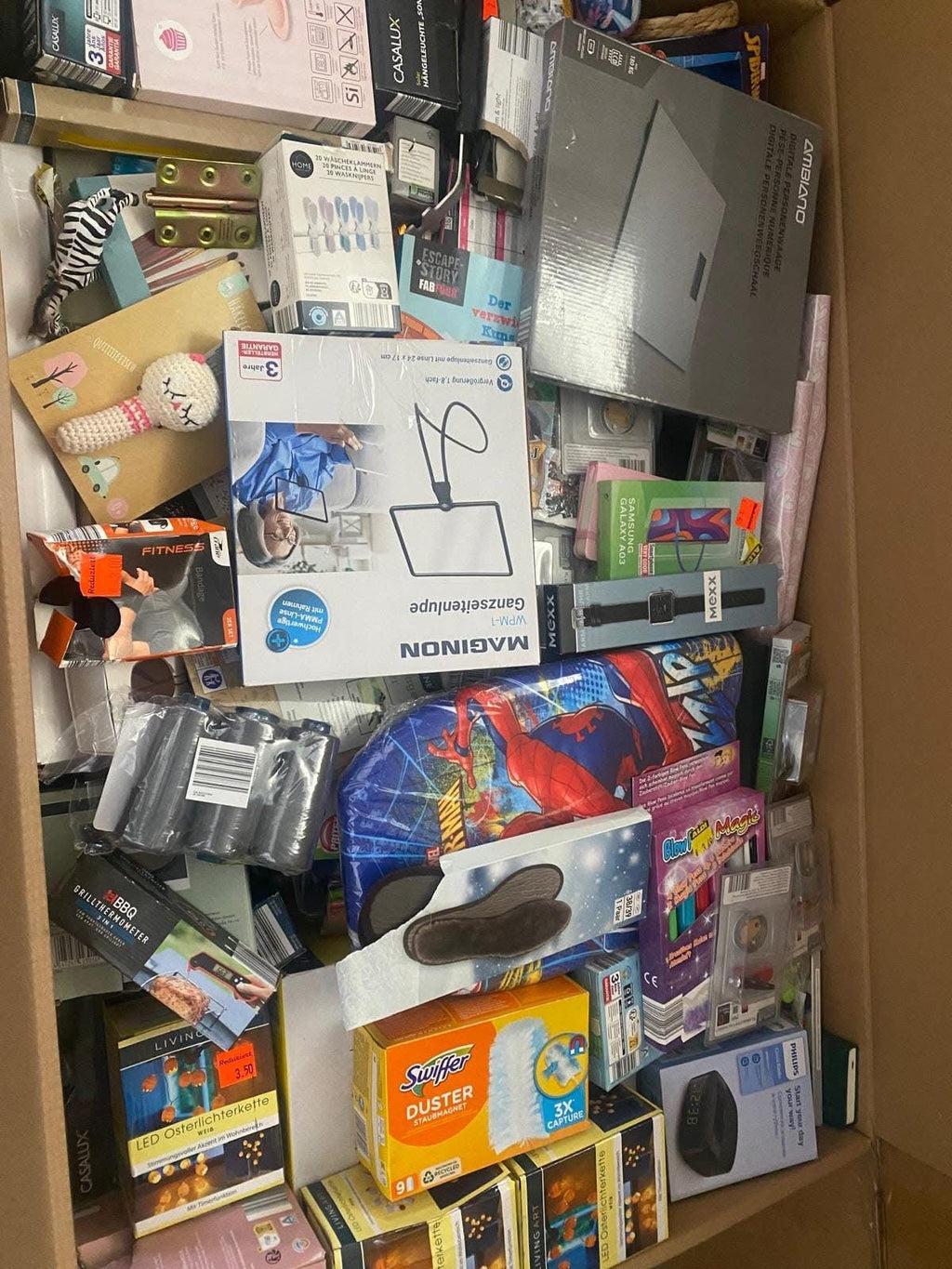 Pallet completo di merce mista, ideale per rivenditori e grossisti.