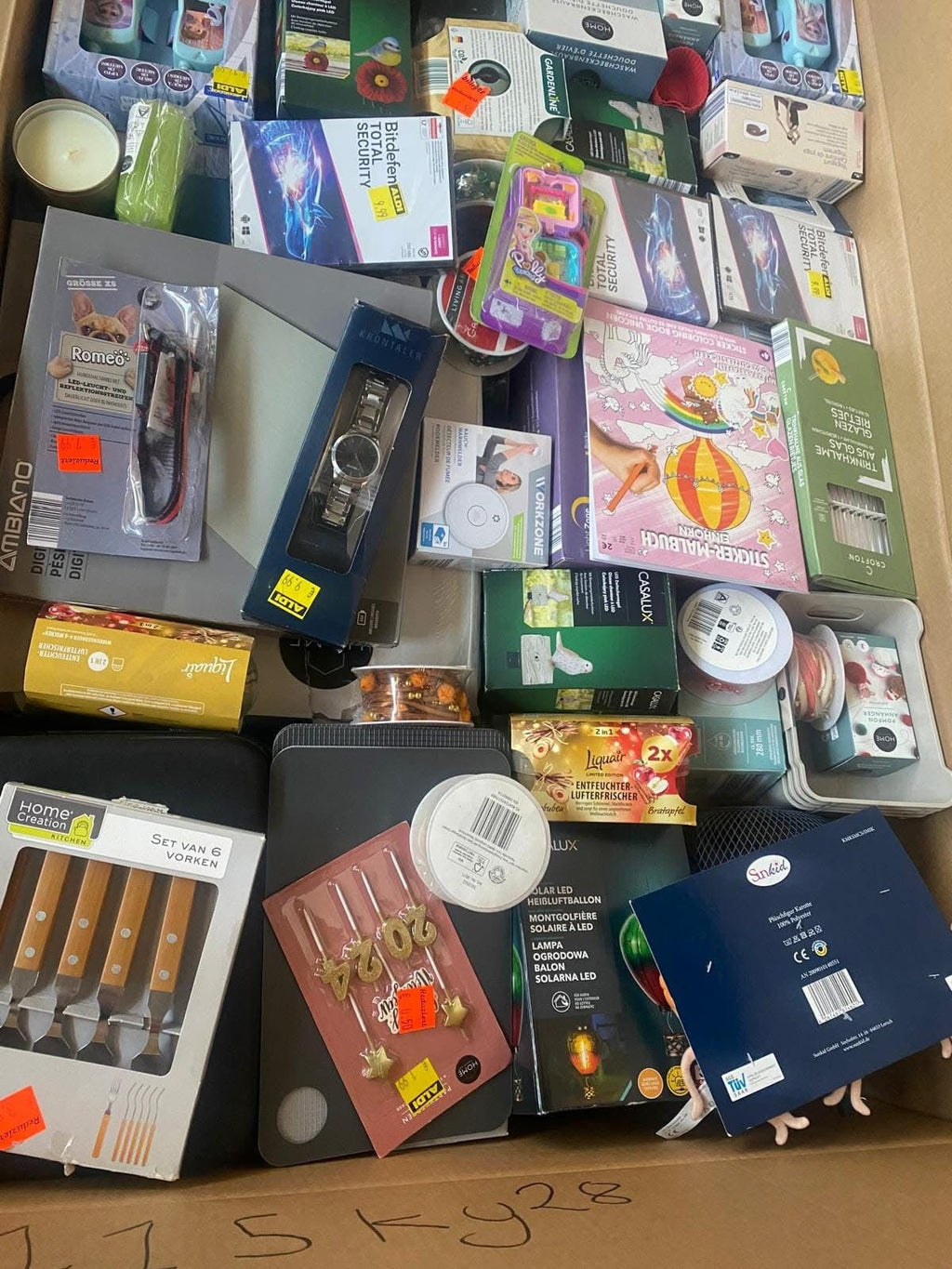 Pallet completo di merce mista, ideale per rivenditori e grossisti.