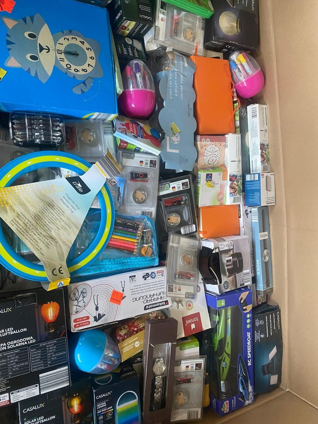 Pallet completo di merce mista, ideale per rivenditori e grossisti.